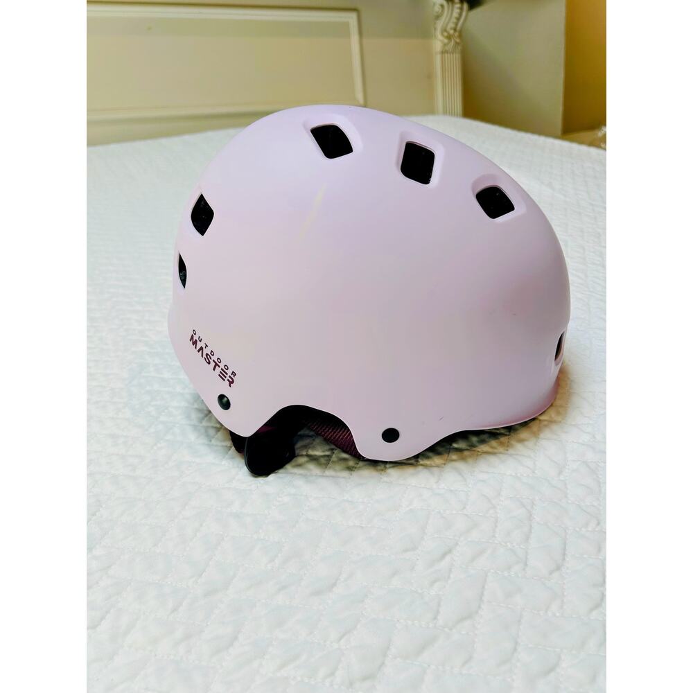 OUTDOOR MASTER “ LAVENDER” MULTI SPORT HELMET( SKI / SNOWBOARDING)  MEDIUM 
flaw